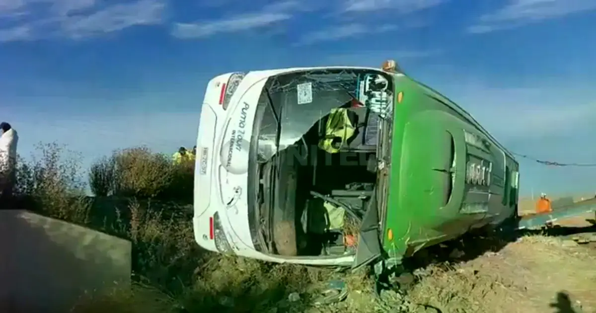 Bus volcado a un lado de la carretera internacional que une Oruro con Chile