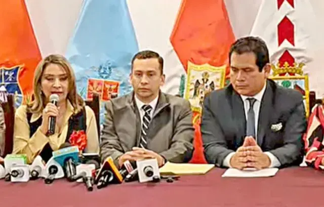 Stenka Udaeta, Romer Saucedo y Roberto Castro durante la conferencia de prensa de ayer.