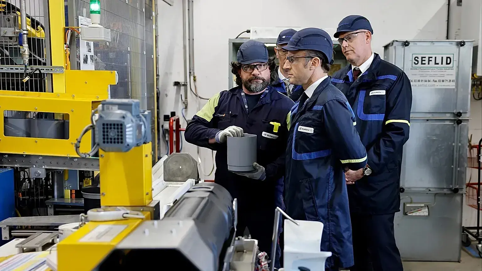 El presidente francés Emmanuel Macron recorre la zona de embalaje de cargas modulares de proyectiles en la planta Eurenco de