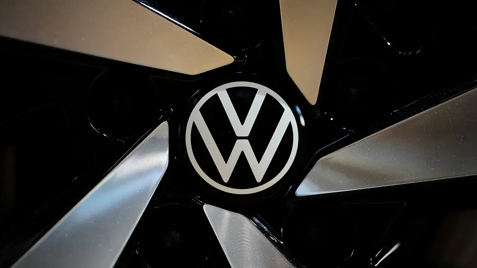 El logotipo del fabricante de automóviles alemán Volkswagen se ve en la fábrica transparente de Volkswagen en Dresde, Alemani