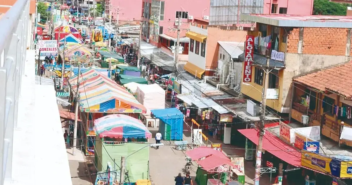 Por el aniversario, se instaló una feria en la avenida principal
