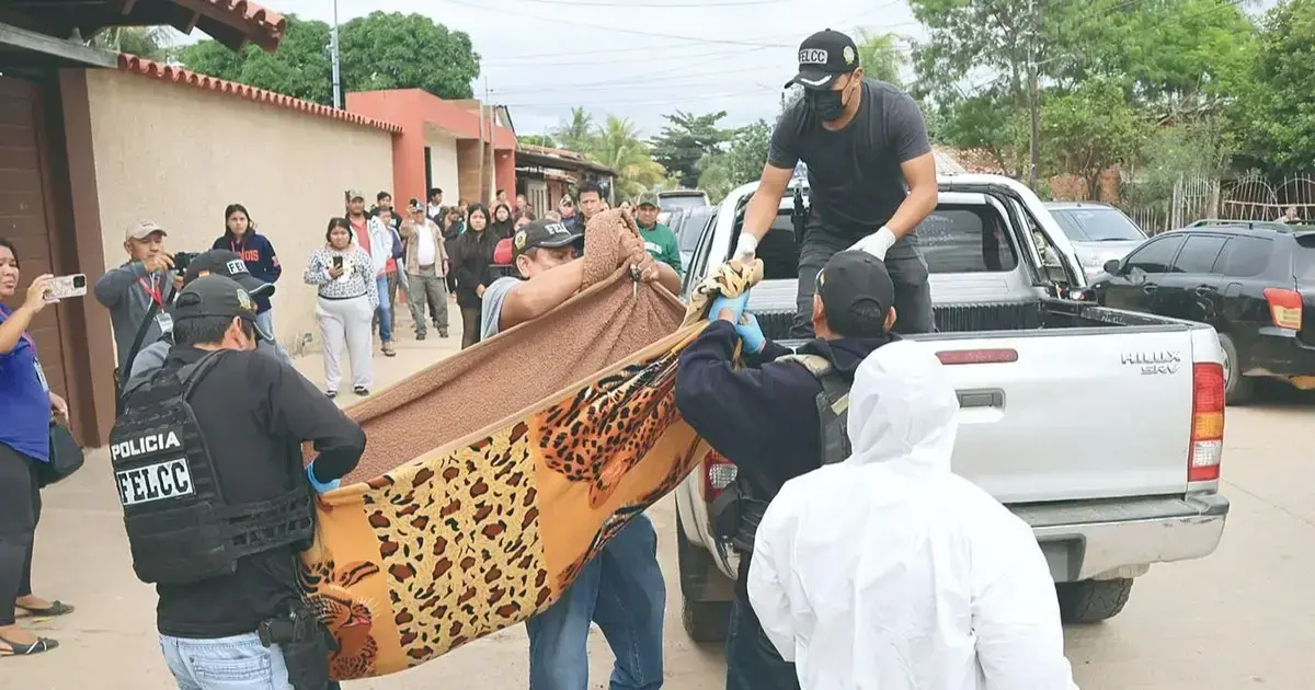 Agentes de la Felcc cuando ayer levantaban los restos del padre victimado por su hijo en su propia casa