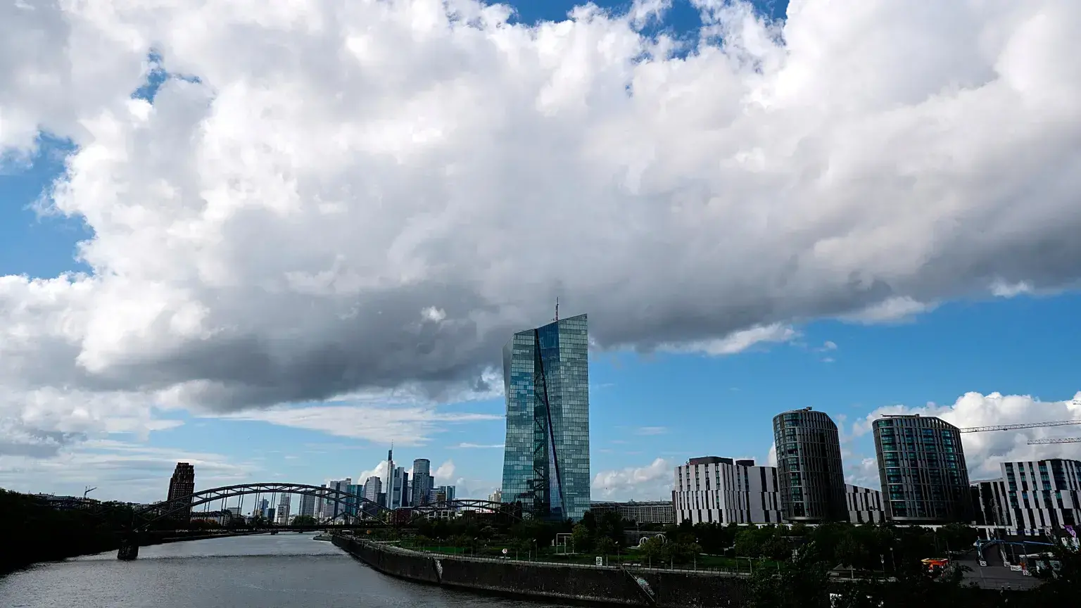 Nubes cubren el cielo sobre la sede del Banco Central Europeo en Fráncfort, Alemania, el 11 de septiembre de 2025.