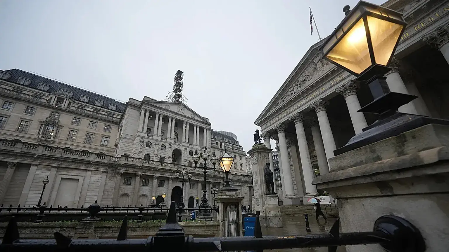 Un hombre camina frente al Banco de Inglaterra, en el distrito financiero de Londres, el 5 de febrero de 2026.