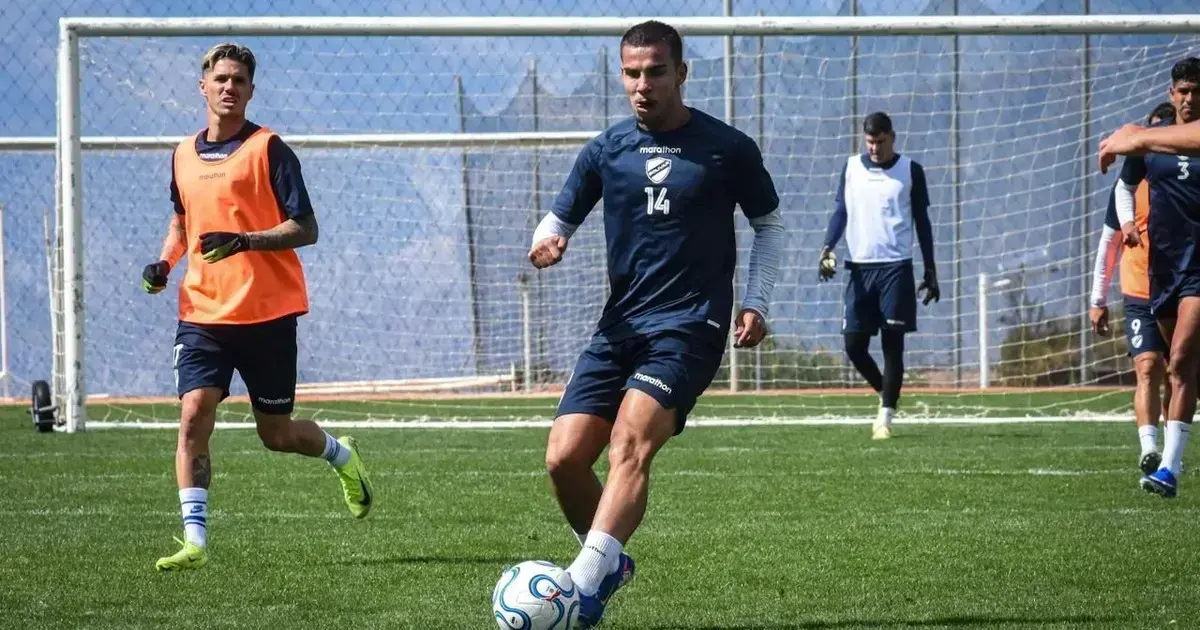 Robson controla el balón en la práctica celeste. A la izquierda, Patricio Rodríguez.