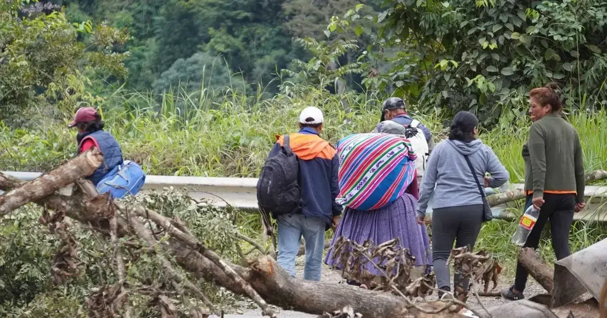 Bloqueos afectan a los viajeros, quienes deben recurrir al trasbordo
