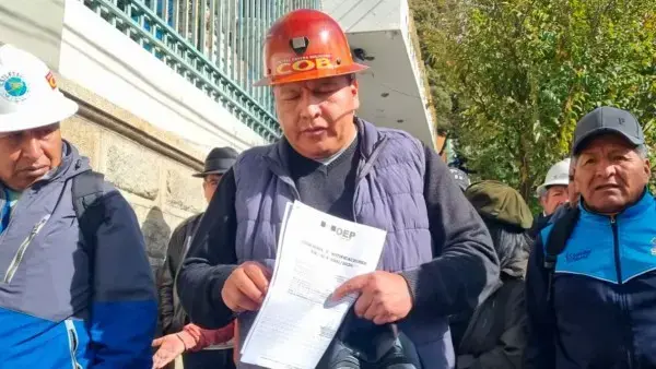 Dirigentes obreros protestan en puertas del TSE exigiendo respuesta a su solicitud de acompañamiento.