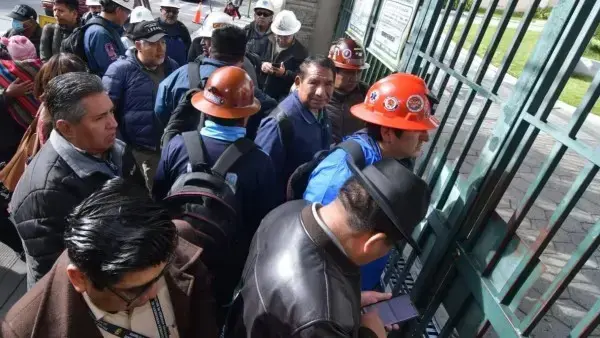 Dirigentes de la COB en puertas del TSE