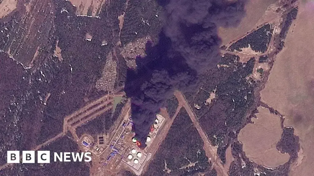 Un ataque con drones ucranianos cerca de Perm liberó una gran columna de humo.