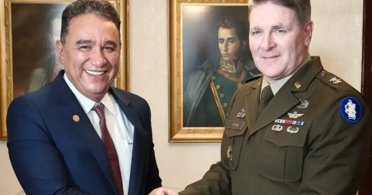 El Ministro de Defensa y Philip J. Ryan, Comandante General del Ejército Sur de los EE.UU.