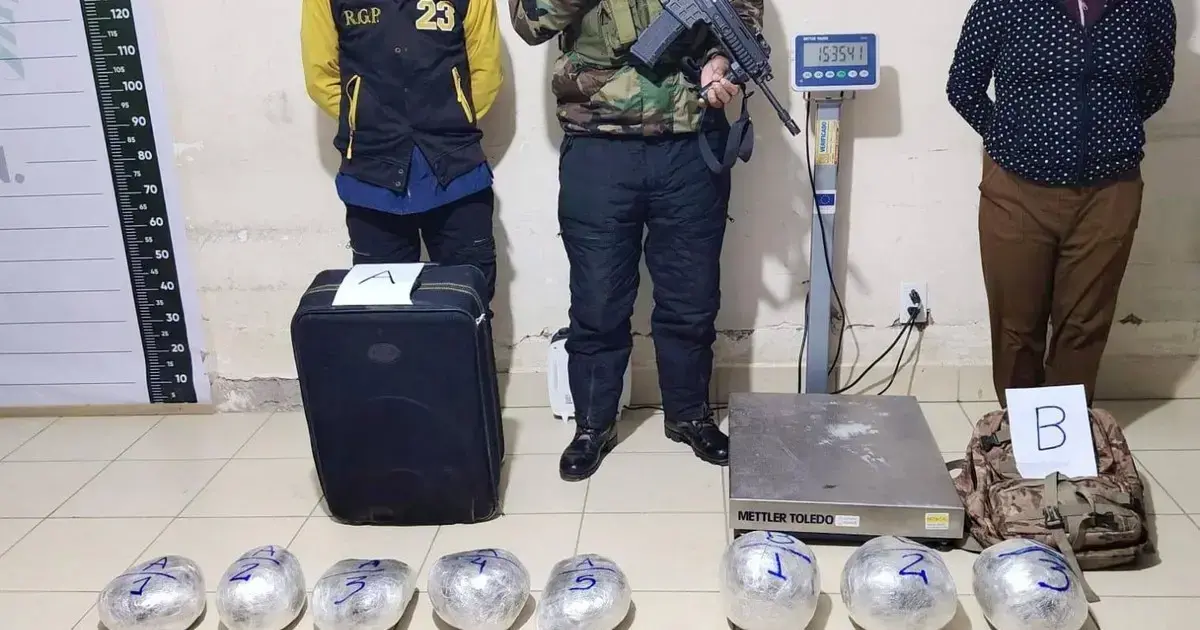 Los dos pasajeros lograron viajar a Chile tras ser sorprendido con los paquetes de marihuana