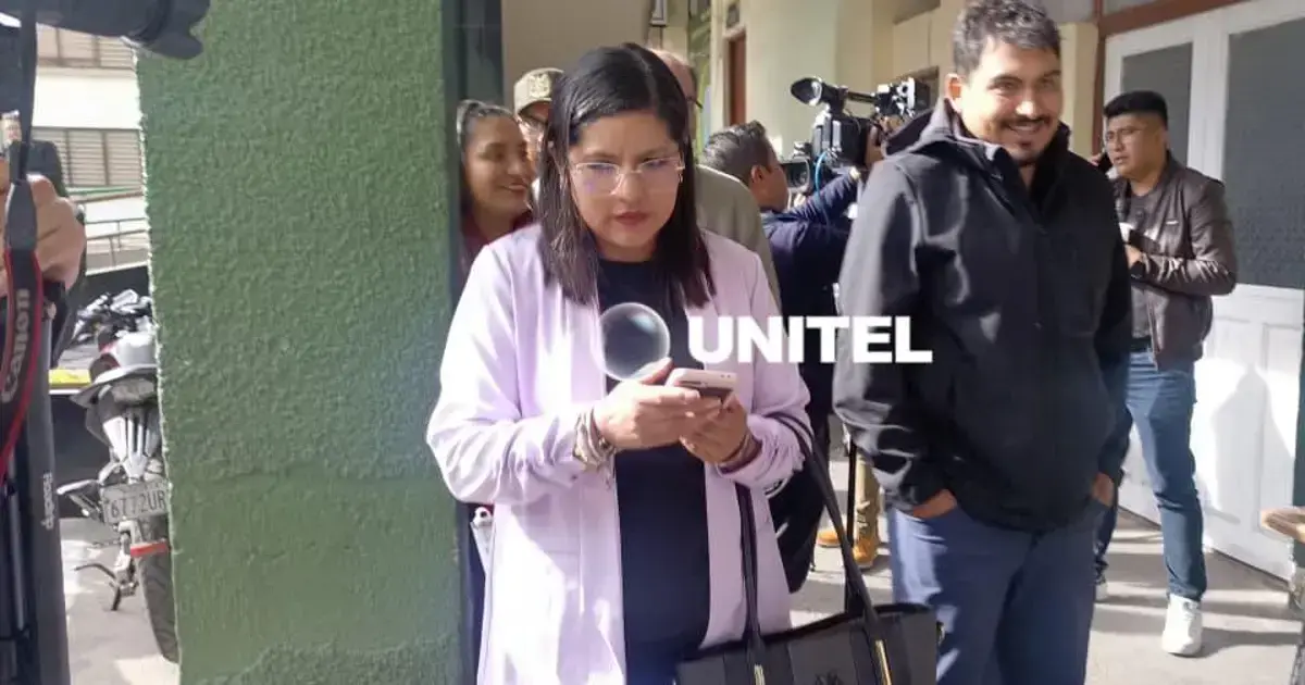 La diputada Lissa Claros tras salir de la Felcc de La Paz.