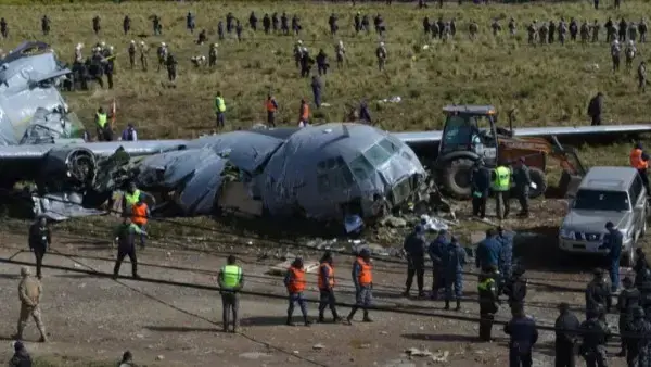 La aeronave Hércules C-130 quedó destrozado tras el accidente.