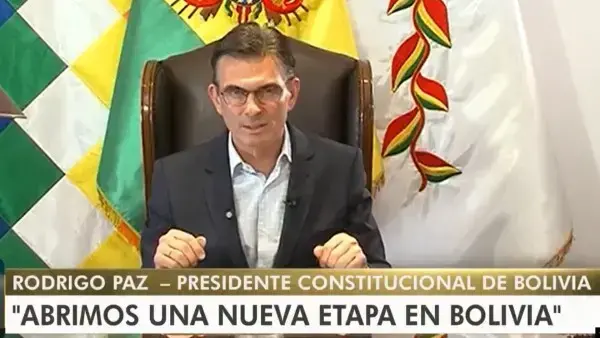 El presidente Rodrigo Paz pronuncia un mensaje en víspera del 1 de mayo.
