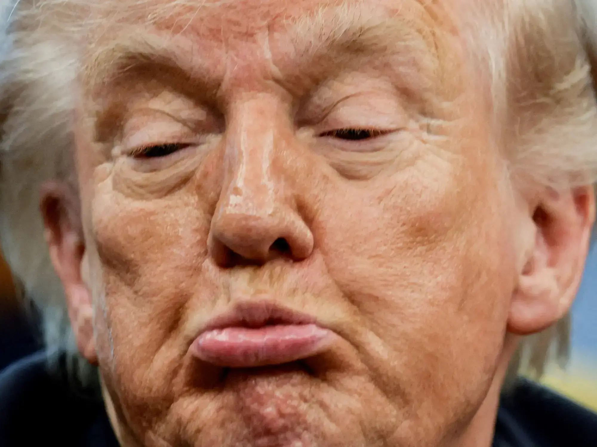 Trump bromea junto a legisladores republicanos en la Casa Blanca.
