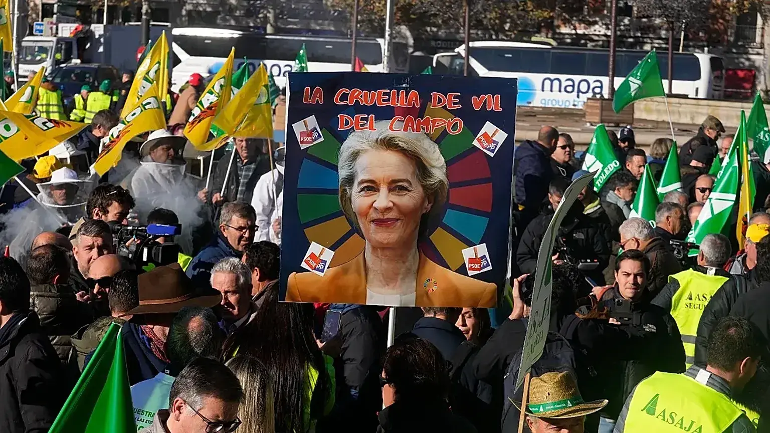 Un cartel que representa a la presidenta de la Comisión como el personaje Cruella de Vil es sostenido por agricultores en Mad