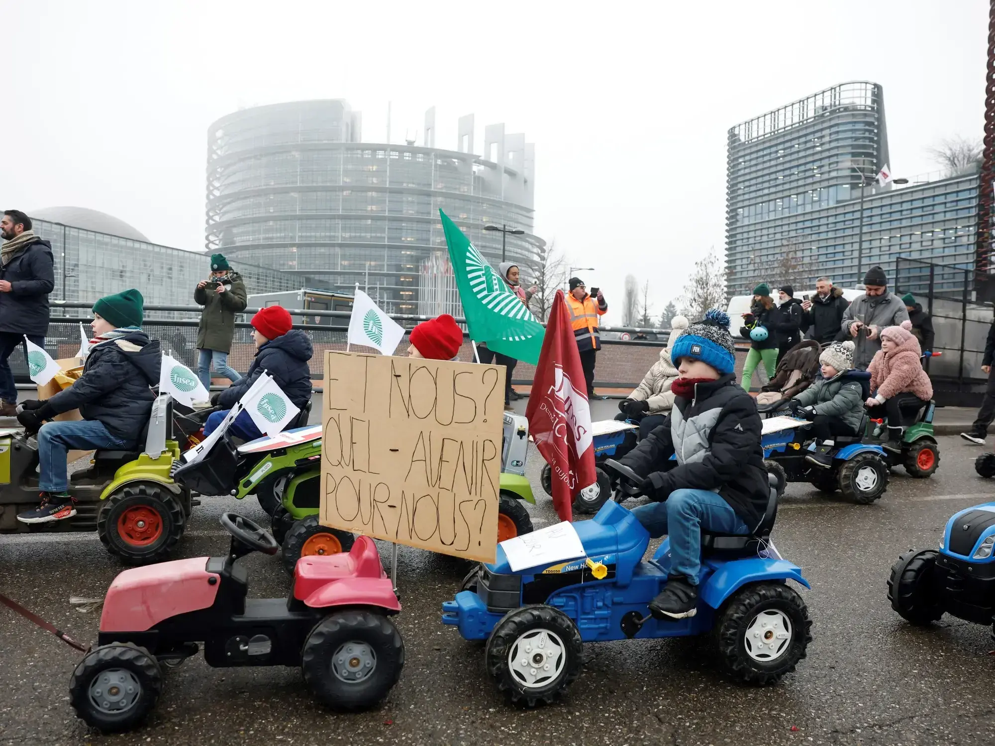 Niños en pequeños tractores durante una marcha contra el Mercosur en Estrasburgo, Francia.