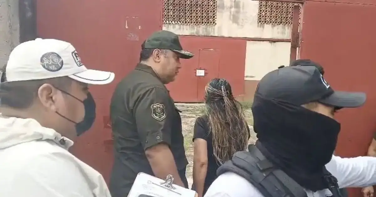 Policía y Fiscalía llegan al hangar que estaba precintado / Foto: Raúl Arroyo