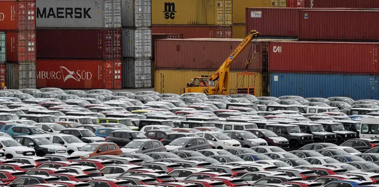 Autos para exportación esperan en el puerto de Bremerhaven, Alemania.