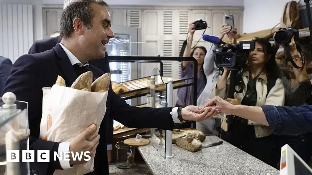El sonriente primer ministro francés, Sébastien Lecornu, pagó varias baguettes frente a las cámaras en una panadería rural.