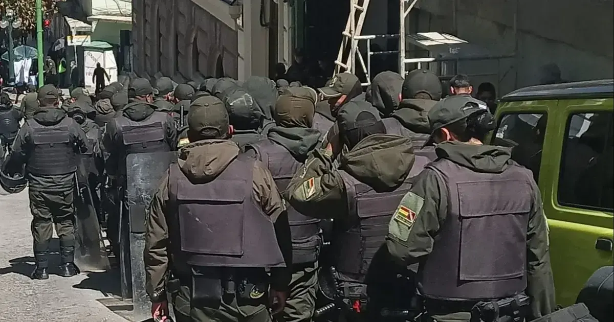 Policía en el ingreso a la UTOP. Foto: El Deber
