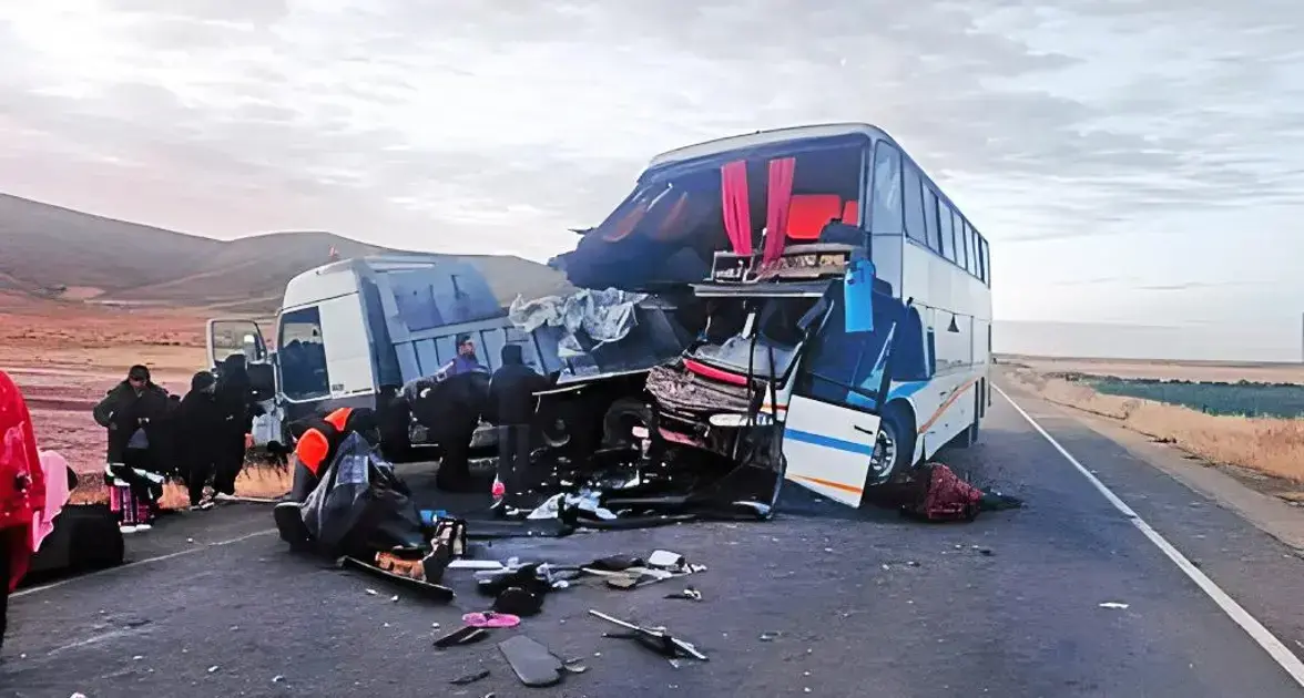 Así quedaron el bus y la volqueta tras el impacto