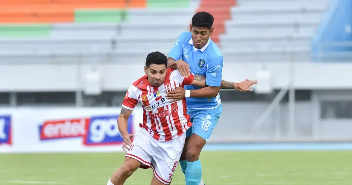 Daniel Rojas de Independiente y Rafael Menacho de San Antonio disputan el balón en el estadio Félix Capriles.