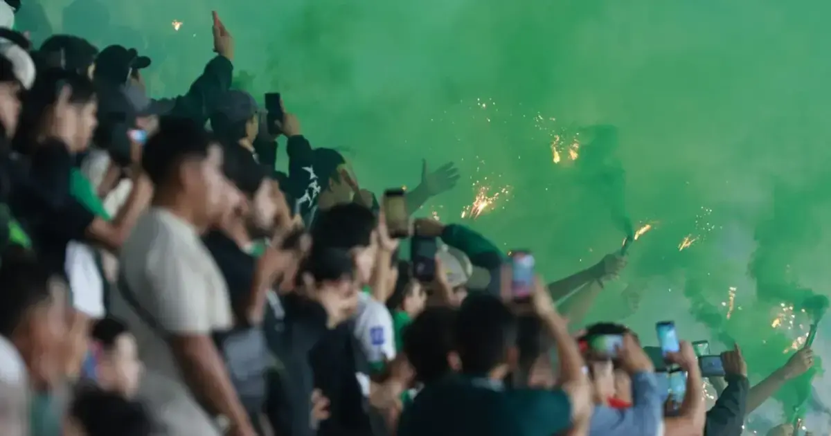 La barra del sector de general hizo uso de bengalas, y humo.