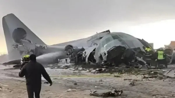 El avión quedó destrozado
