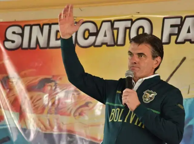 El presidente Rodrigo Paz habla durante una reunión con el sector fabril este viernes, en Quillacollo.
