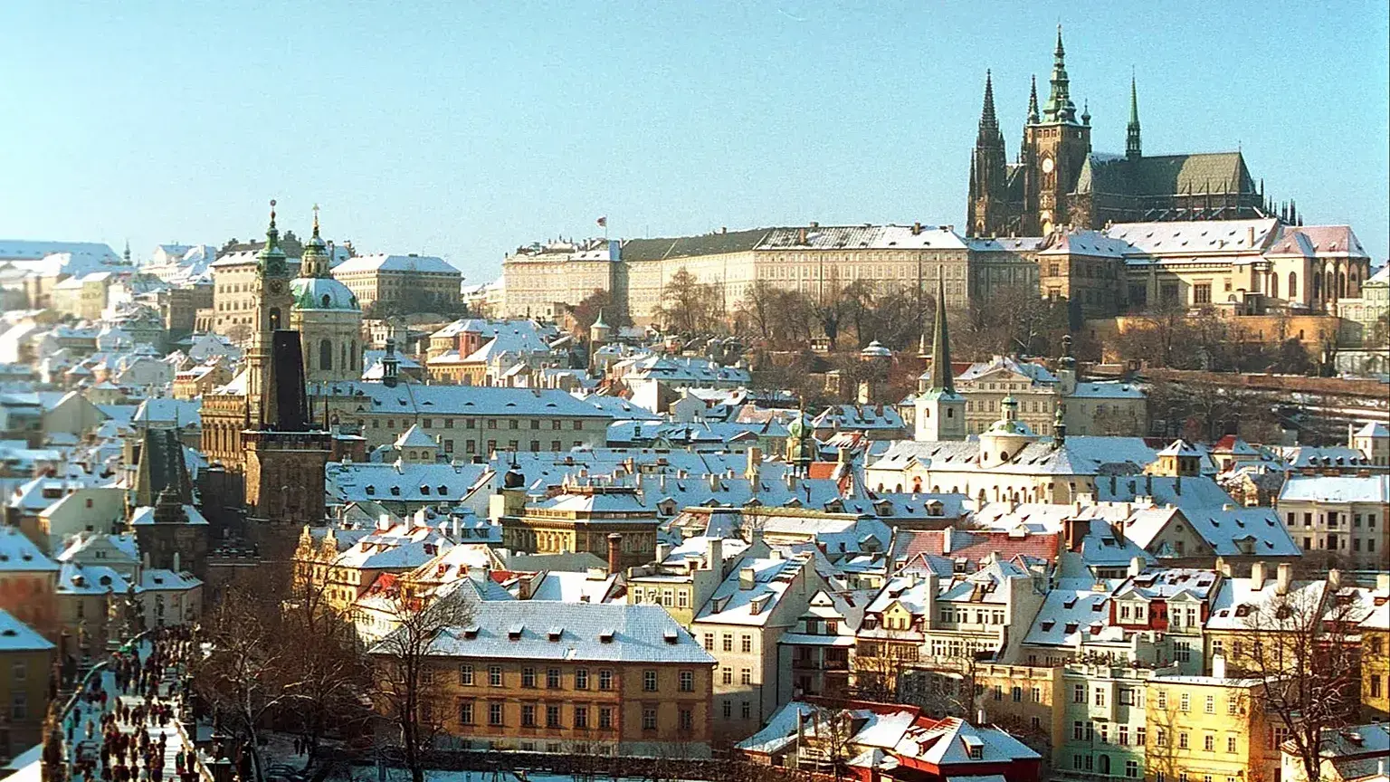 Vista de Mala Strana y del puente de Carlos en Praga.