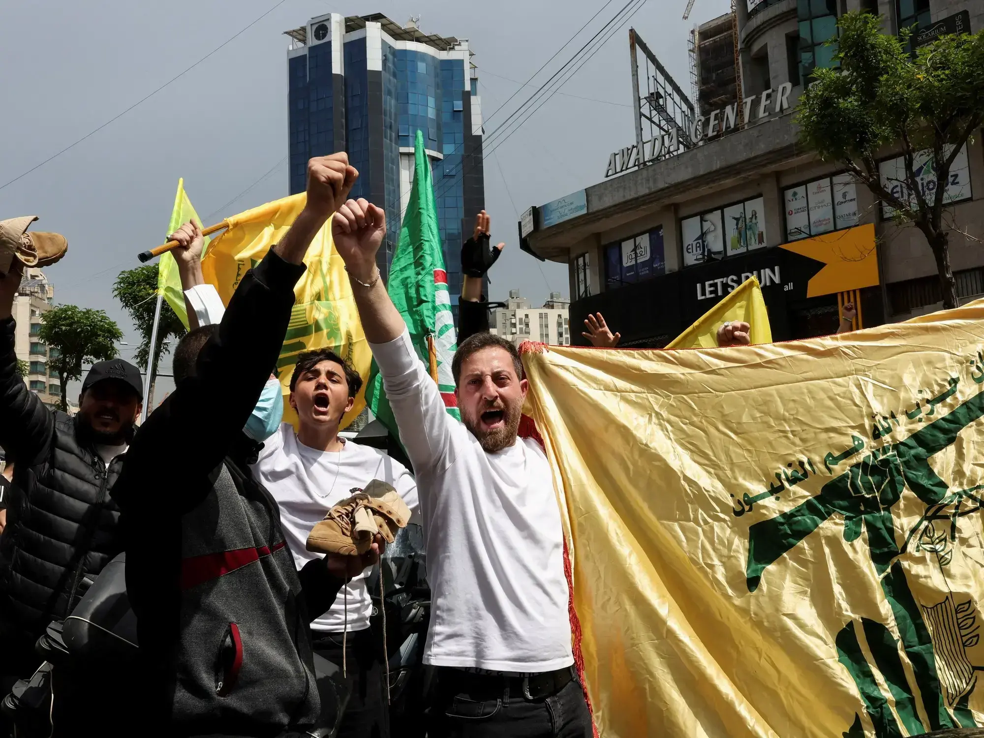 Seguidores de Hezbolá protestan durante una marcha en las afueras del sur de Beirut, capital del Líbano.