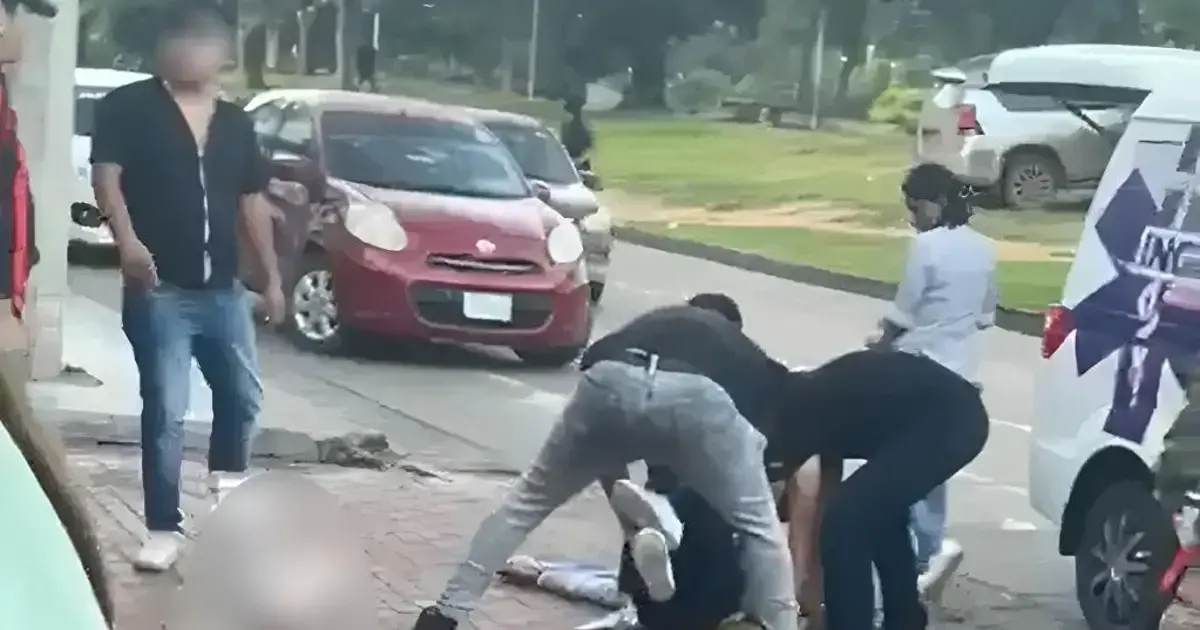 El momento cuando uno de los heridos fue trasladado en una camilla por paramédicos
