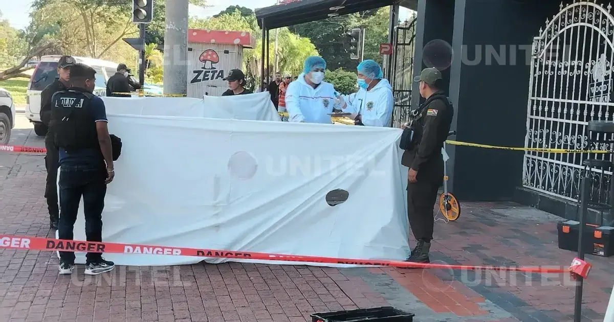 El cuerpo de la víctima quedó a metros de una discoteca donde se encontraba