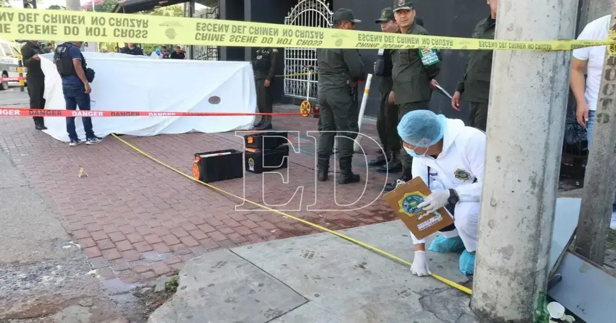 Peritos forenses realizaron el levantamiento legal del cuerpo del hombre fallecido en la zona del cuarto anillo y Canal Isuto