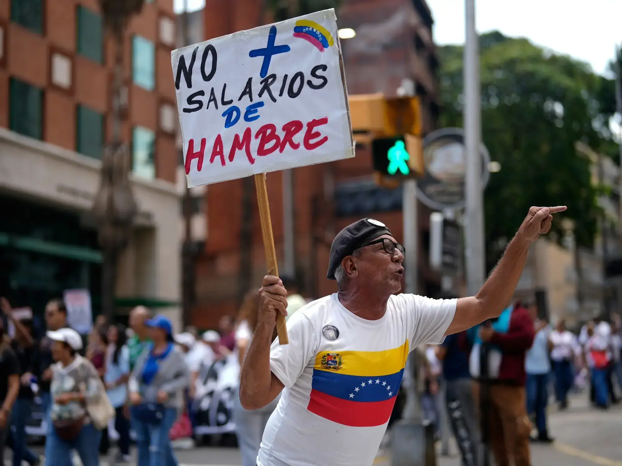 Trabajadores venezolanos reclaman salarios dignos en la marcha del Primero de Mayo en Caracas.