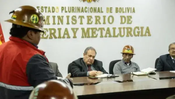 Reunión de cooperativistas con el ministro de Minería, Marco Antonio Calderón de la Barca Quintanilla.