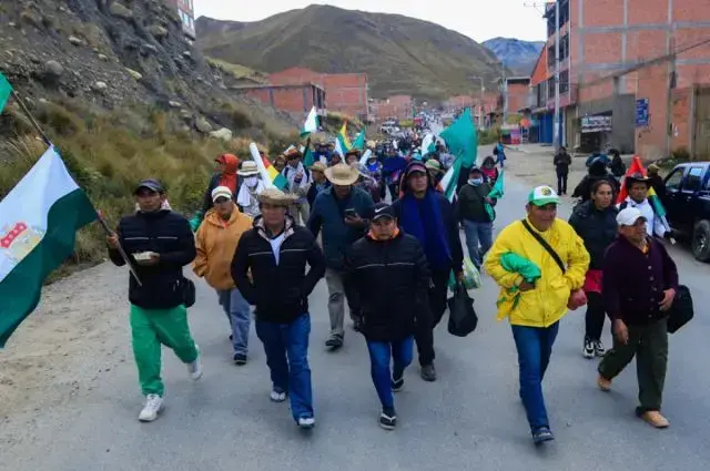 Personas participan en una marcha indígena este sábado, en La Paz.