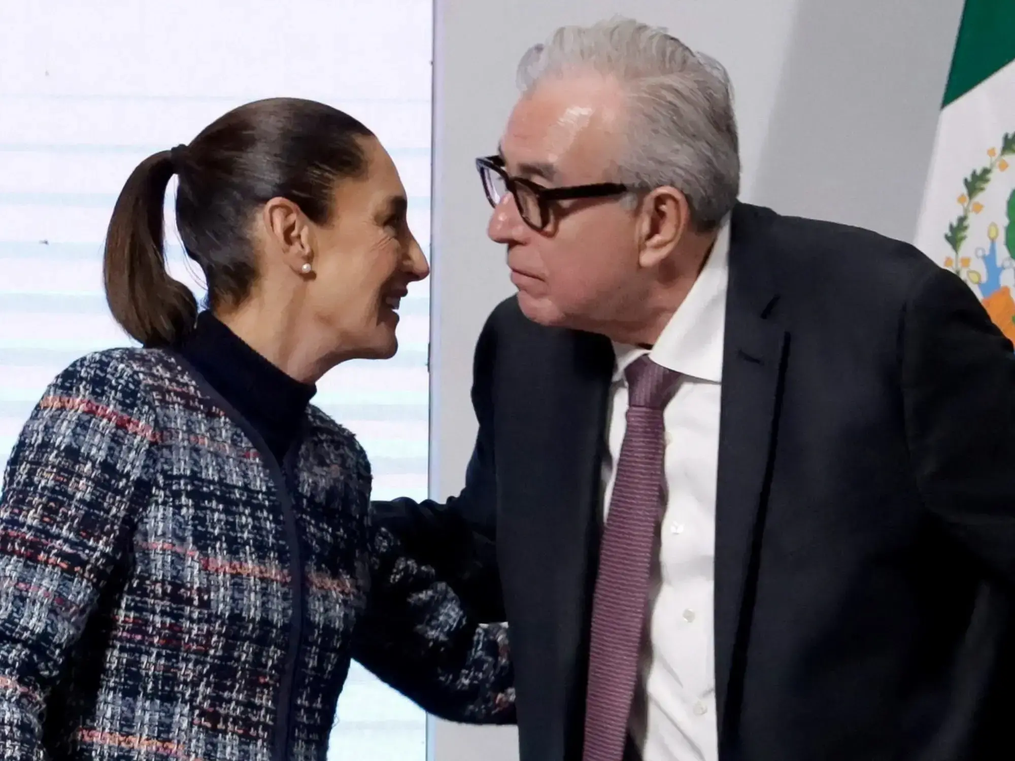 La presidenta de México, Claudia Sheinbaum, con el gobernador de Sinaloa, Rubén Rocha, en junio pasado.