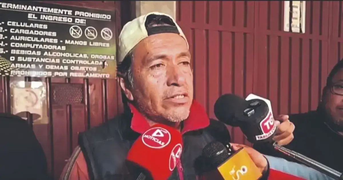 Juan Yurquina al salir de la cárcel, luego de permanecer detenido por una violación que no existió.