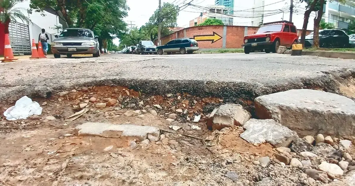 Los baches y hundimientos proliferan en distintas zonas, como ocurre en la avenida San Martín
