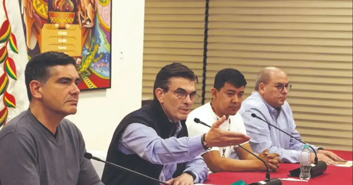 Rodrigo Paz, en una mesa de trabajo junto a otras autoridades
