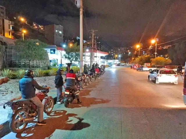 Fila de motocicletas en surtidor Nayler.