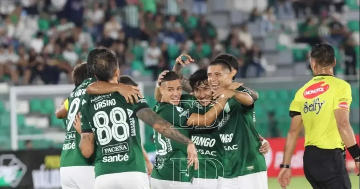 Jugadores del refinero celebrando uno de los goles de la noche.