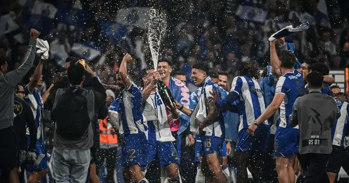 Jugadores de los 'Dragones' celebrando el título.