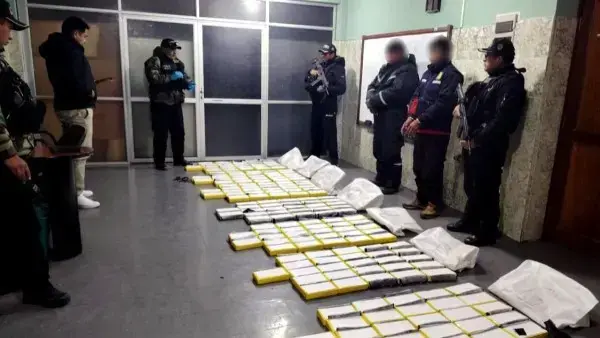 La Armada y las FELCN presentan a los dos detenidos y la cocaína decomisada.