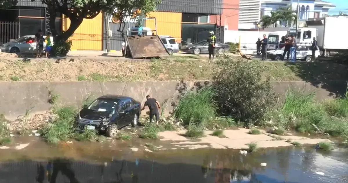 El vehículo quedó abandonado dentro del canal de drenaje