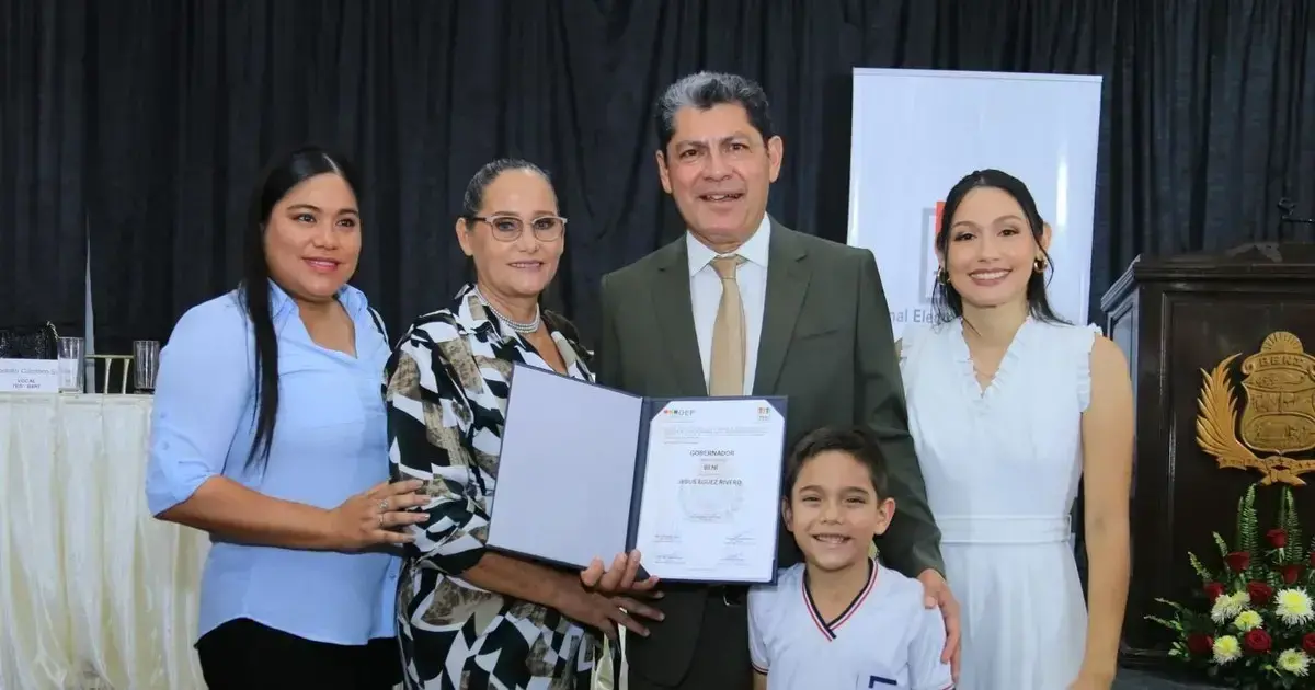 El ingeniero Jesús ‘Tito’ Egüez Rivero recibe su credencial del TED de Beni junto a su familia.