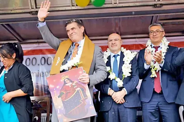 El presidente Paz, junto con sus ministros, durante los actos cívicos de Oruro en el mes de febrero.