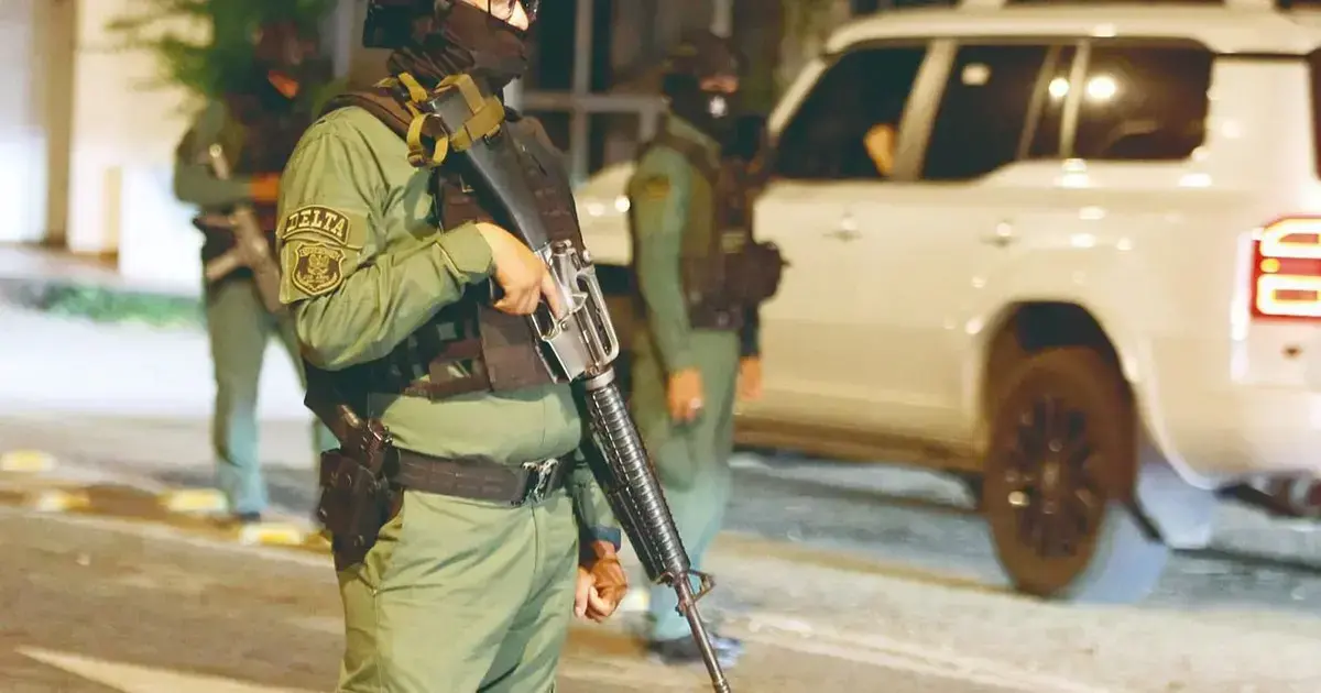 Agentes policiales se desplegaron a ambos extremos del puente Mario Foianini, en el ingreso al Urubó, para efectuar control v